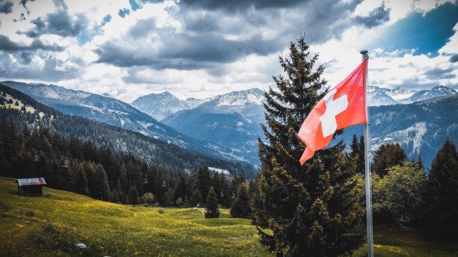 Une photo du drapeau suisse. Photo : Janosch Diggelmann sur Unsplash