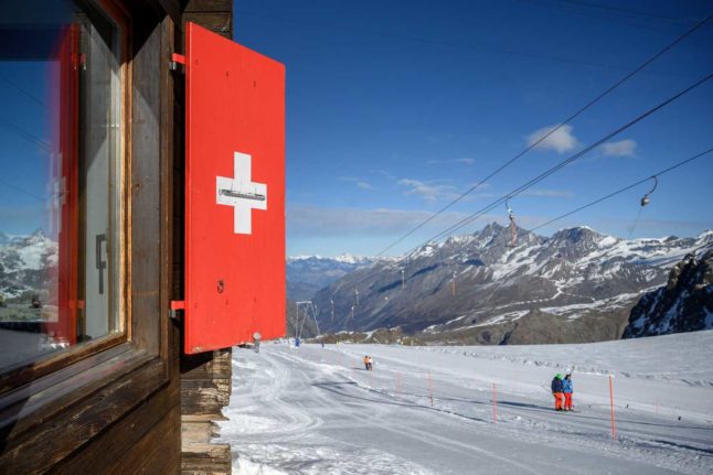 Le refuge Rifugio Guide del Cervino au sommet Testa Grigia entre Zermatt en Suisse et Breuil-Cervinia, en Italie, est devenu le site d'un conflit frontalier potentiel. Le changement climatique déplace la frontière entre la Suisse et l'Italie. Photo : FABRICE COFFRINI / AFP