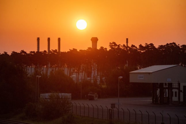 Lever du soleil sur la station de réception de gaz du gazoduc Nord Stream 1 de la mer Baltique et la station de transfert du gazoduc longue distance OPAL dans la zone industrielle de Lubmin.