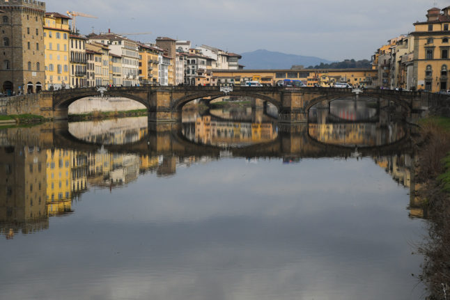 Le pont médiéval en arc du Ponte Vecchio sur le fleuve Arno à Florence, en Toscane.