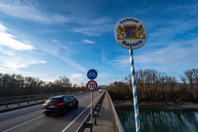 Les voitures entrent en Bavière par l'autoroute