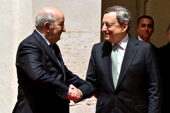 Le président algérien Abdelmadjid Tebboune serre la main du premier ministre italien Mario Draghi (R) avant leur rencontre au Palais Chigi, à Rome, le 26 mai 2022.