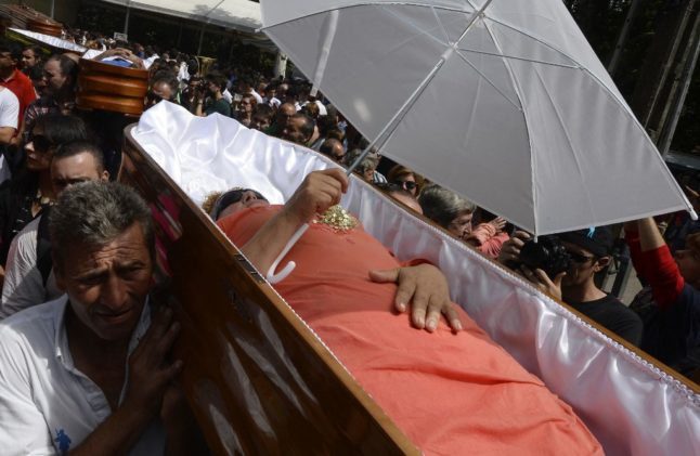 Un prêtre interdit les cercueils à l'étrange festival des morts-vivants en Espagne.