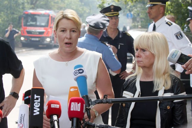 Jeudi, la maire de Berlin, Franziska Giffey, s'exprime sur les lieux de l'incendie de forêt