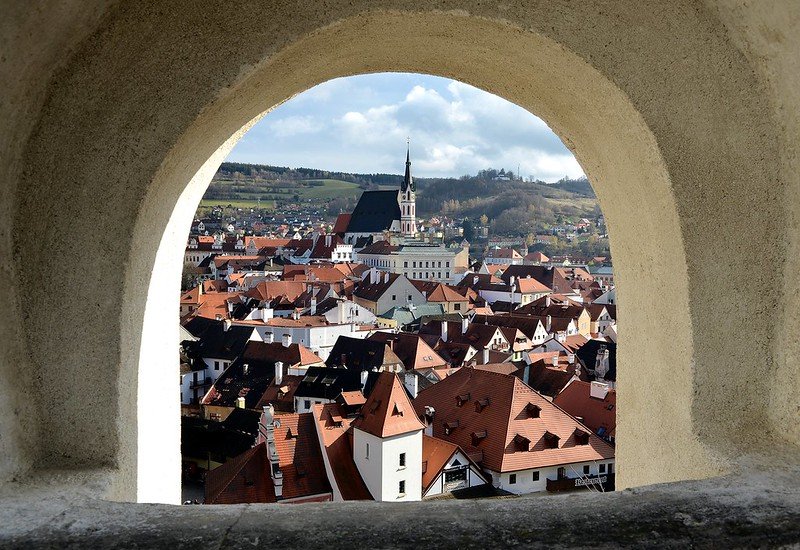 cesky krumlov à travers une arche