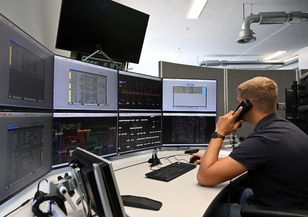 Un employé du fournisseur d'énergie N-ERGIE travaillant au centre de contrôle du réseau de l'entreprise à Nuremberg, dans le sud de l'Allemagne.