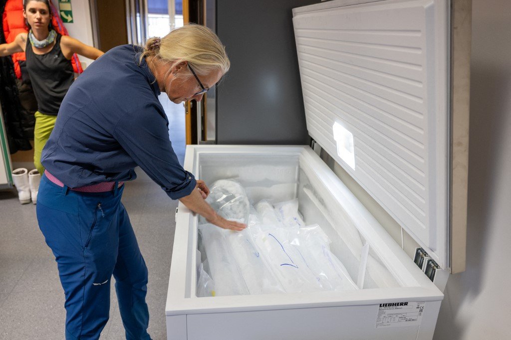 La glaciologue Andrea Fischer examine des échantillons de glace