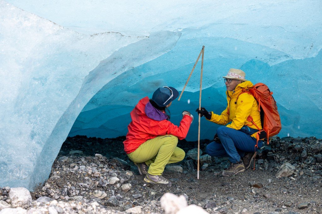 les glaciologues mesurent la hauteur de la banquise sous le glacier jamtal