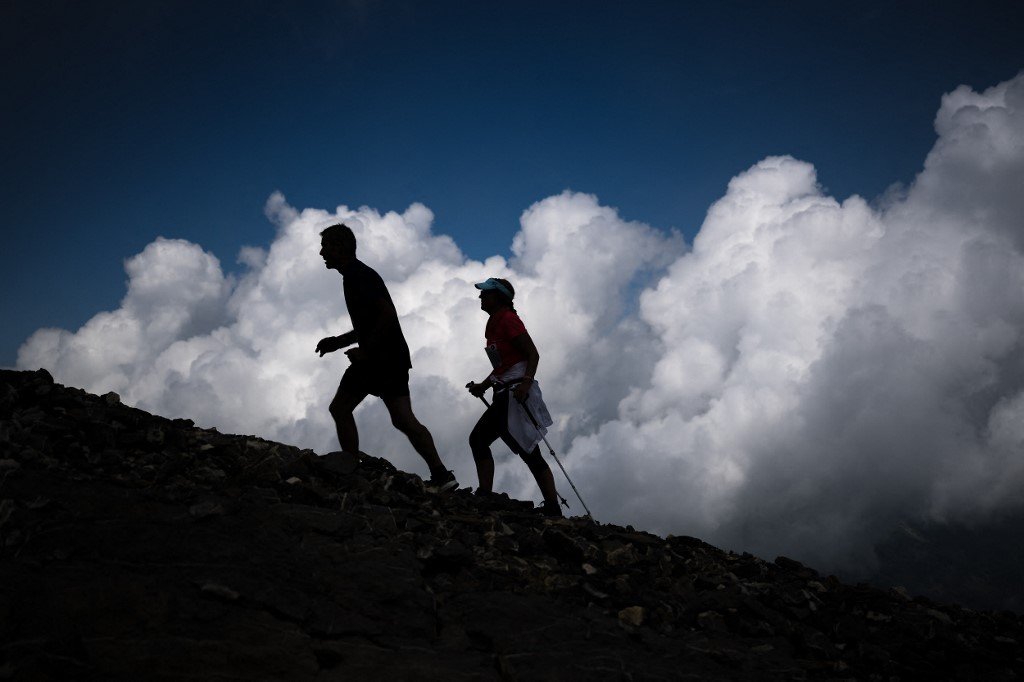 Les coureurs sur le dernier tronçon de la course sur glacier en Suisse.