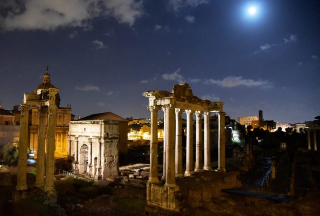 La lune se lève sur le forum antique de Rome. 