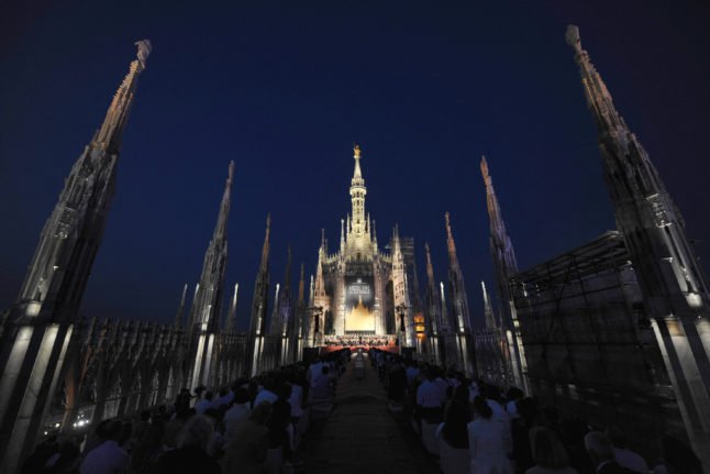 Le toit de la cathédrale duomo de Milan illuminé pour un concert nocturne.