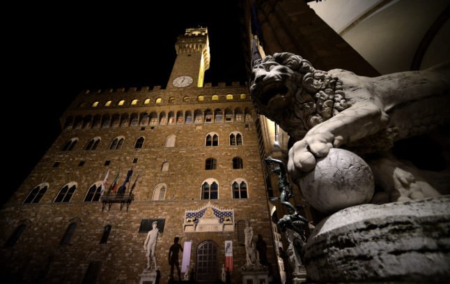 Le Palazzo Vecchio de Florence illuminé la nuit. 
