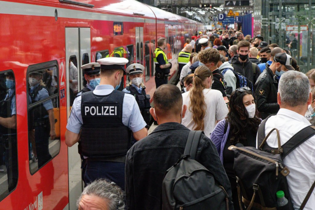 Lundi, la police et les employés de la Deutsche Bahn dirigent les voyageurs sur un quai bondé de la gare principale de Cologne.