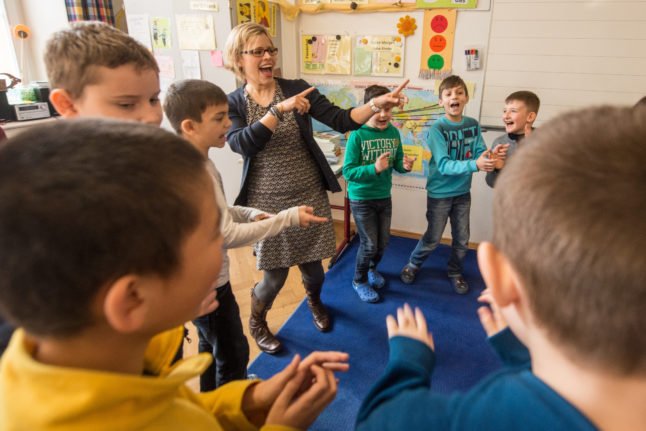 De jeunes enfants apprennent l'allemand dans une école primaire de Bavière. 