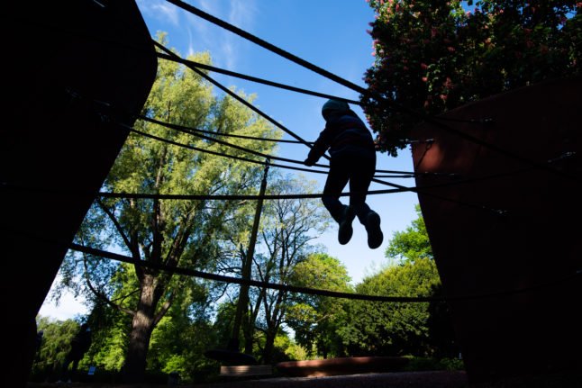 Un enfant de six ans sur le parcours d'obstacles d'une aire de jeux à Hanovre. Photo : picture alliance/dpa | Julian Stratenschulte