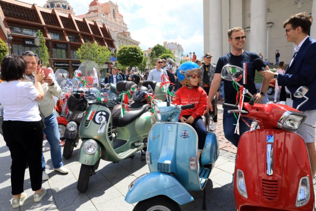 Les scooters Vespa ne sont pas seulement des déclarations de style : ils peuvent transporter des familles entières. 