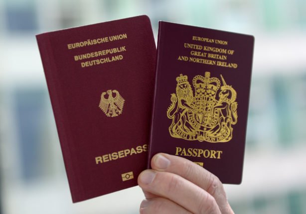 Un passeport britannique et un passeport allemand.