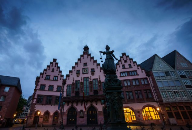 La façade du Römer, l'hôtel de ville historique de Francfort, n'est pas éclairée pour économiser l'énergie.