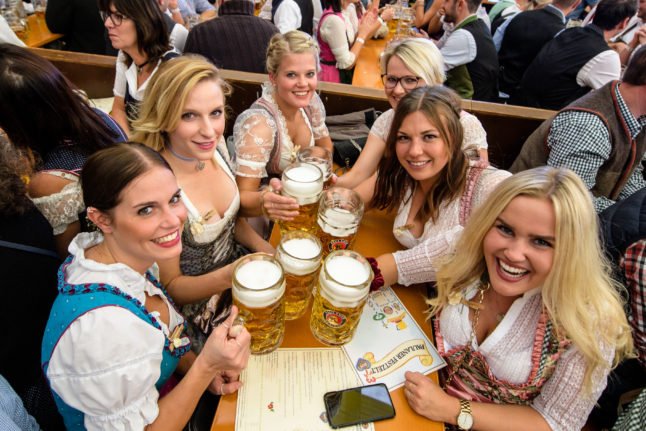 Les fêtards profitent de l'ambiance de l'Oktoberfest en septembre 2019. 