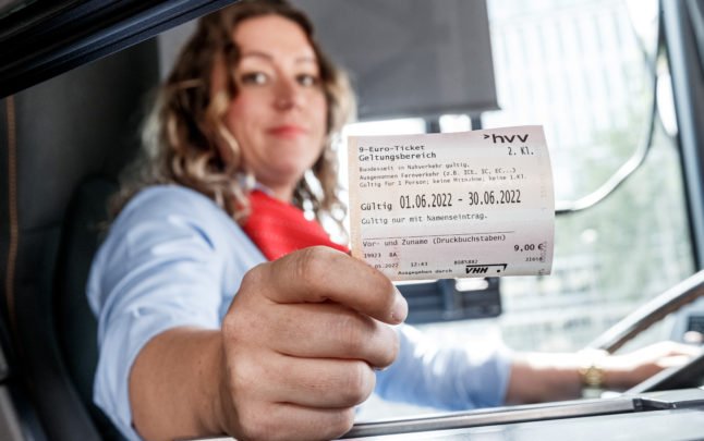 La conductrice de bus Miriam Kara détient le billet à 9 € à Hambourg.