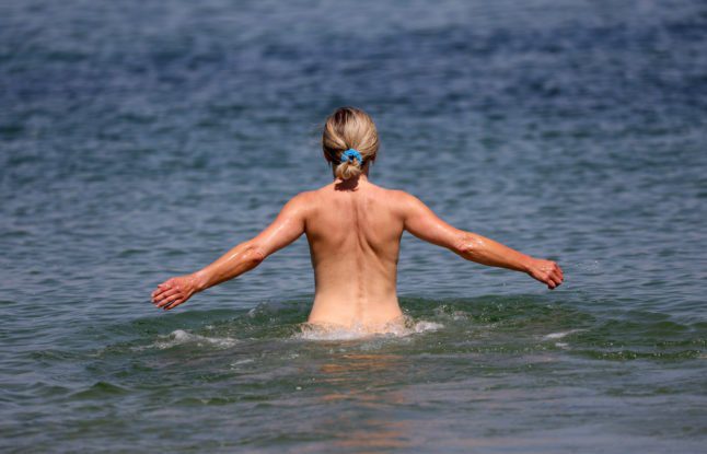 Une femme se baigne dans une section nudiste de la station balnéaire de la mer Baltique à Rostock.