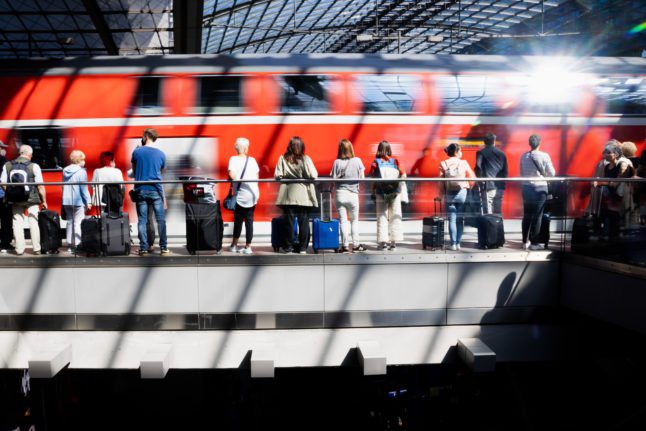 Les passagers attendent sur la plate-forme à Berlin Hauptbahnhof.