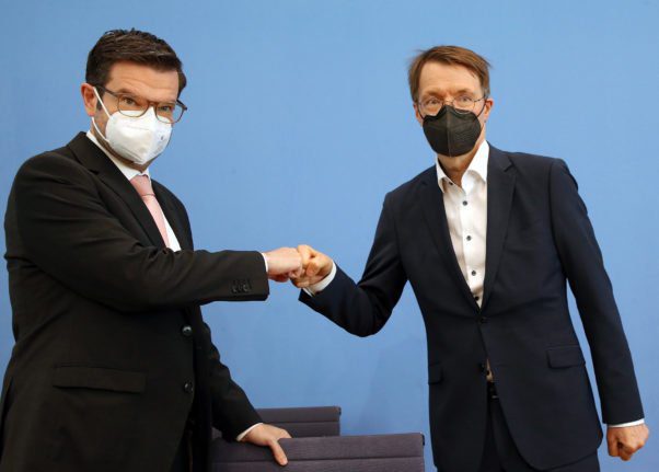 Le ministre de la Santé Karl Lauterbach (SPD) et Marco Buschmann (FDP), coup de poing lors de la conférence de presse de mercredi.
