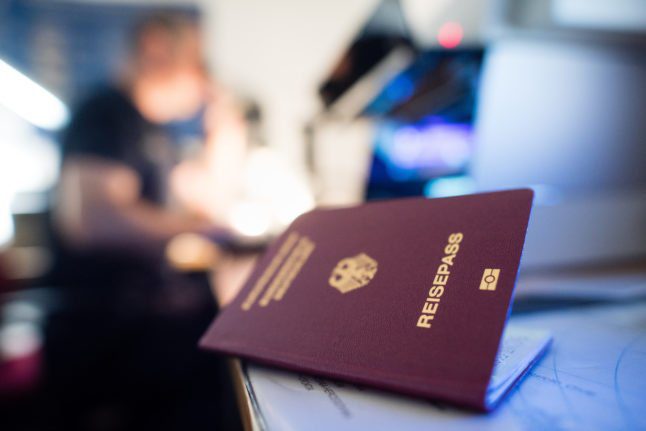 Un passeport allemand sur un bureau à la maison