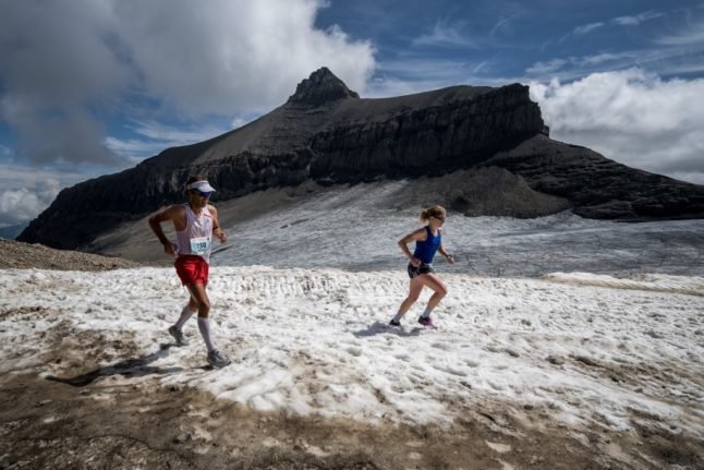 Des coureurs parcourent les derniers kilomètres d'une version raccourcie de la course suisse Glacier 3000 au-dessus des Diablerets.