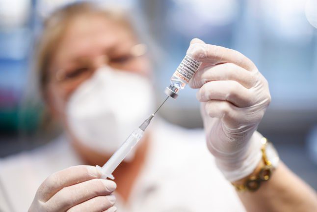 Une infirmière prépare une dose de vaccin Pfizer Covid