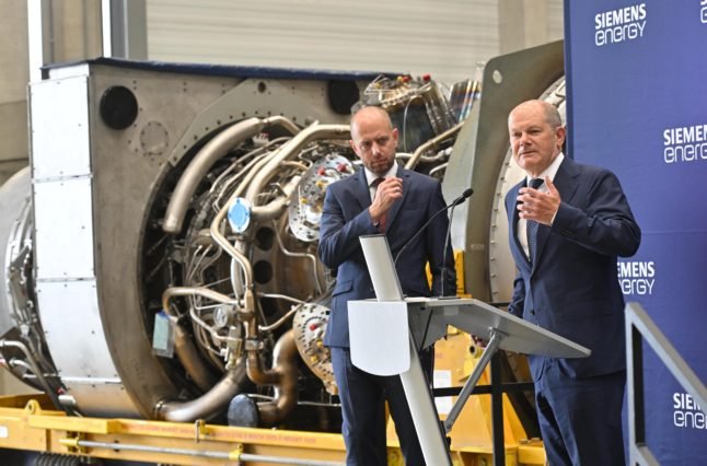 Le chancelier allemand Olaf Scholz (SPD) avec Christian Bruch, PDG de Siemens Energy, lors de la révision au Canada d'une turbine destinée au gazoduc Nordstream 1 à Mülheim an der Ruhr.