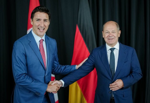 Le chancelier allemand Olaf Scholz (SPD) salue Justin Trudeau, Premier ministre du Canada, au Centre des sciences de Montréal.