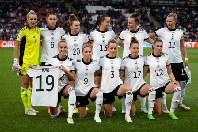 L'équipe d'Allemagne se tient ensemble pour une photo de groupe avant son match contre la France le 27 juillet.