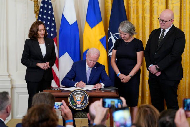 Le président américain Biden signe la ratification de la candidature suédoise à l'OTAN