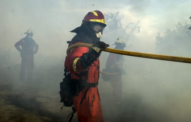 Les pompiers luttent pour contrôler un énorme incendie de forêt dans la région de Valence, en Espagne.