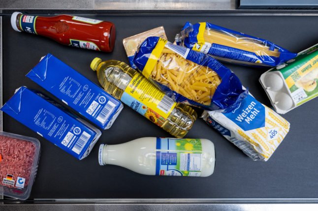 Une sélection de produits d'épicerie dans un supermarché allemand.