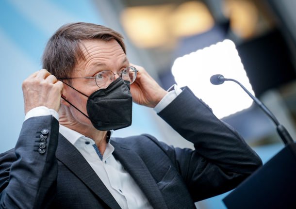 Le ministre de la Santé Karl Lauterbach porte un masque FFP2 lors d'une conférence en juin. 
