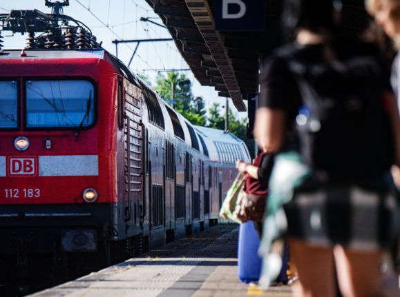 Des passagers attendent un train régional à Stralsund.