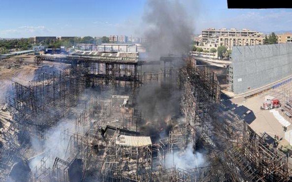 VIDEO : Un grand incendie se déclare dans les studios de Cinecitta à Rome.