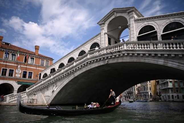 WATCH : Le maire de Venise est furieux lorsque deux personnes descendent le Grand Canal en ski nautique.