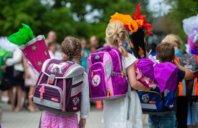 Les enfants portent des sacs spéciaux pour leur premier jour d'école en Allemagne.