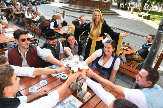 Les fêtards trinquent pour une célébration réduite de l'Oktoberfest à Munich en octobre 2021.