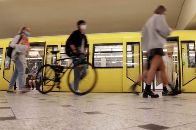 Les passagers sortent d'un train U-Bahn à Berlin