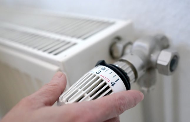 Une personne baisse le radiateur en Allemagne. Les factures de gaz sont appelées à augmenter considérablement.