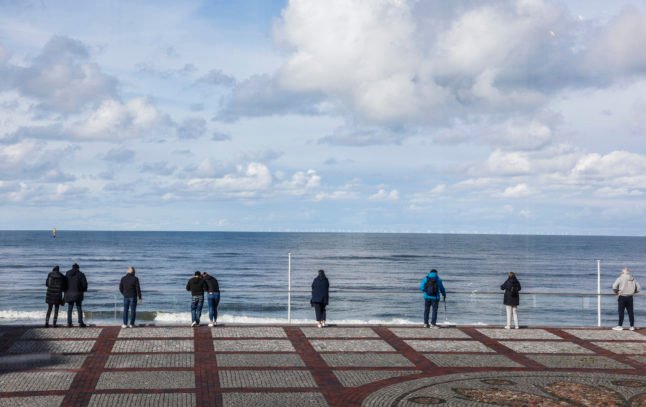 Les gens marchent près de la mer du Nord à Westerland, Sylt le 28 septembre. Les températures ont chuté en Allemagne.
