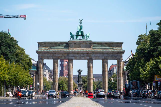 La Porte de Brandebourg de Berlin en été. La capitale mettra les drapeaux en berne pour les funérailles de Mikhaïl Gorbatchev ce week-end.