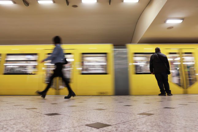 Des passagers utilisent le réseau U-Bahn de Berlin.