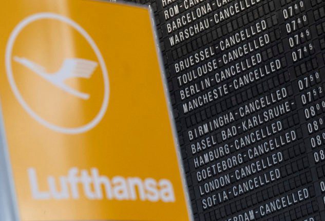 Un tableau des départs à l'aéroport de Francfort montre des vols annulés après le départ en grève des pilotes de Lufthansa.