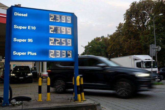 Une voiture passe devant le tableau des prix dans une station-service de Munich, le 1er septembre, après la fin de la réduction des taxes sur le carburant.