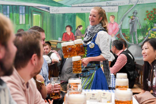 Un serveur transporte de la bière aux parieurs à l'Oktoberfest 2019.